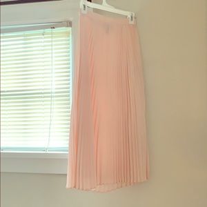 Soft pink pleated skirt.